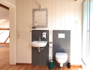 Dusj, hårføner, håndklær og såpe