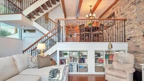 Una sala de estar moderna con un sofá modular, una mesa de centro y una estantería.