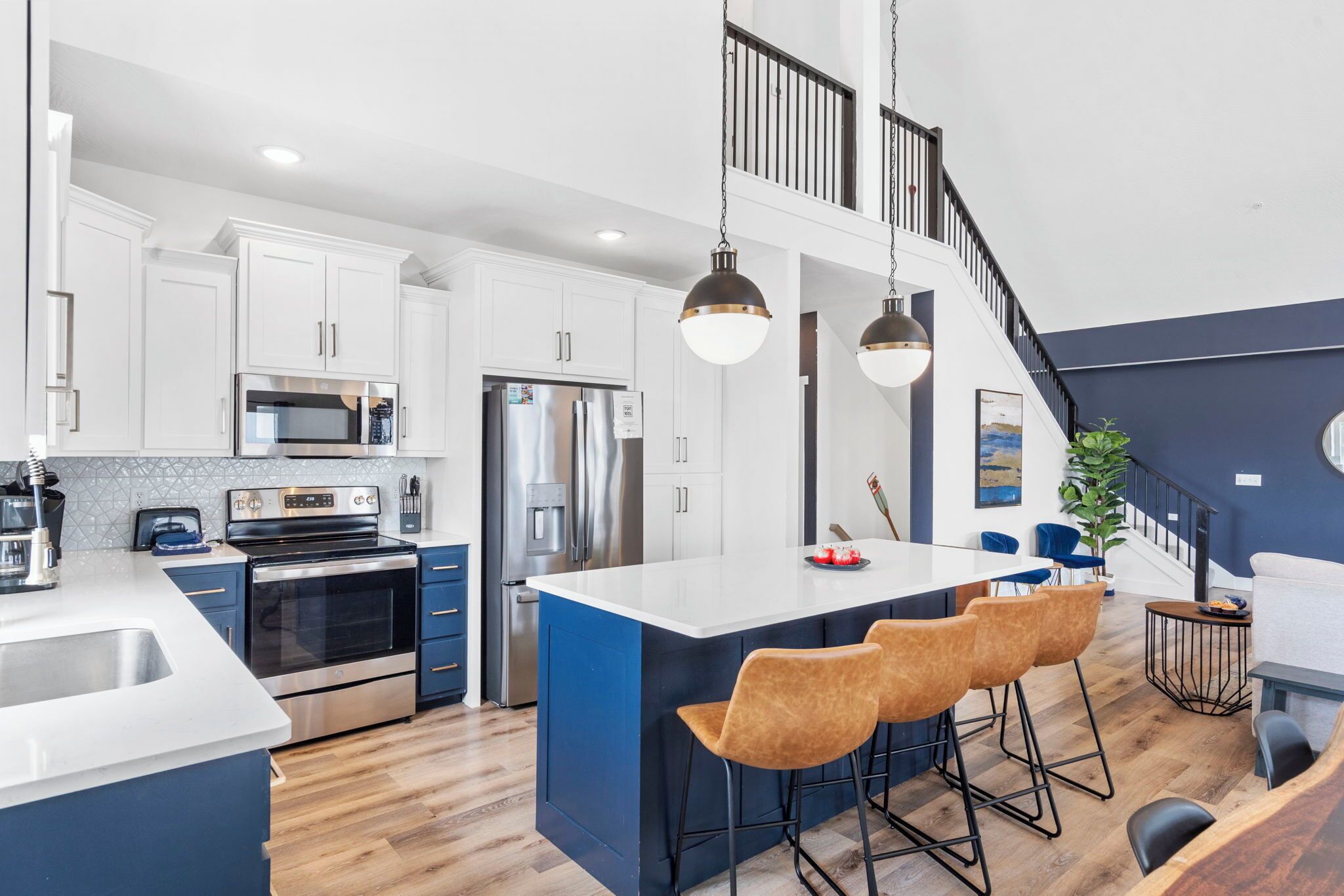 Jääkaappi, mikroaaltouuni, uuni, liesi