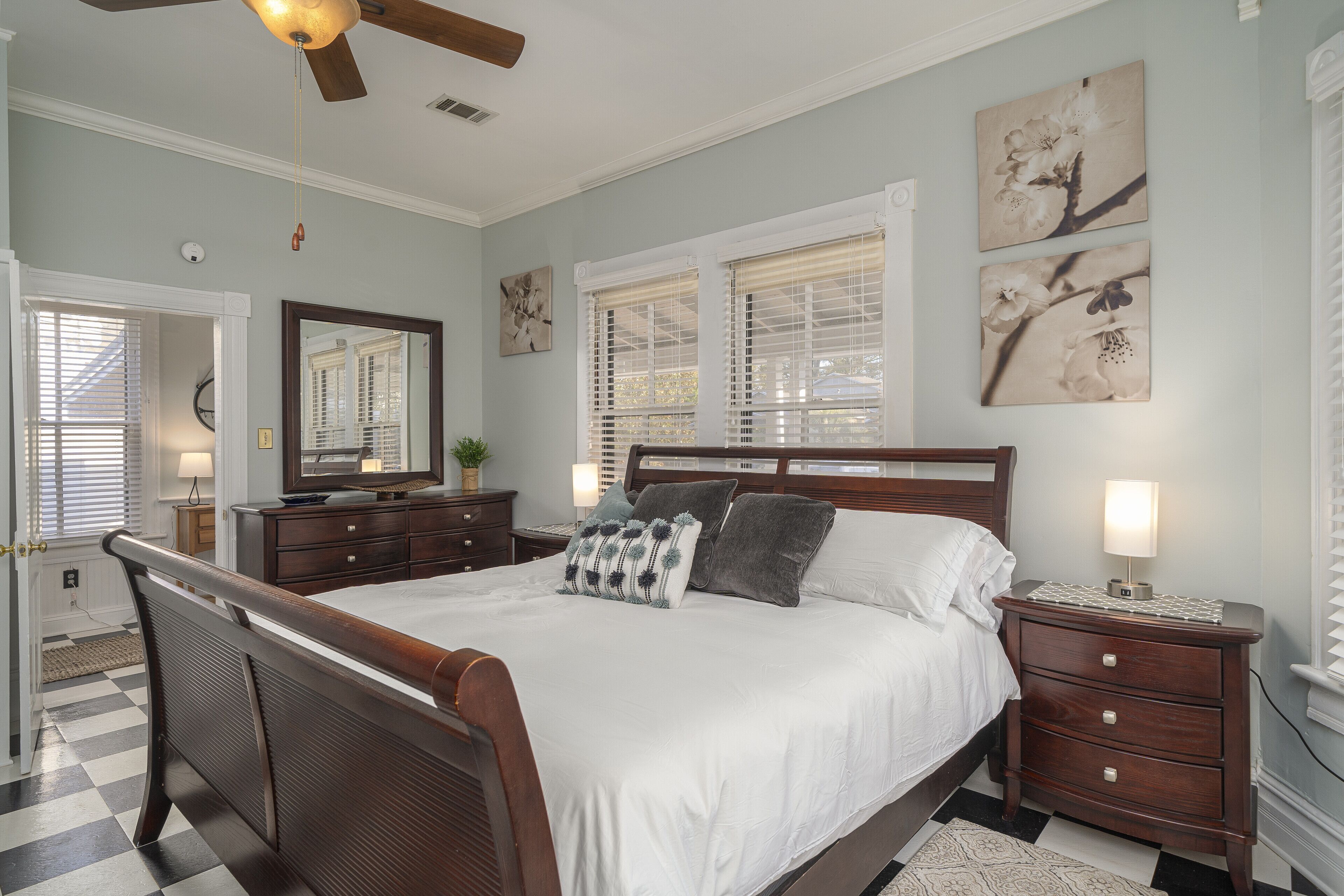 2 chambres, bureau, fer et planche à repasser, lit parapluie