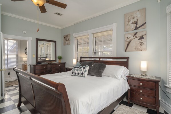 2 Schlafzimmer, Schreibtisch, Bügeleisen/Bügelbrett, Reisekinderbett