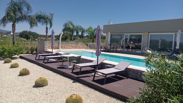 Außenpool, Infinity-Pool, Liegestühle