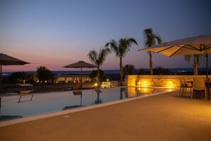 Udendørs pool, infinity-pool, liggestole