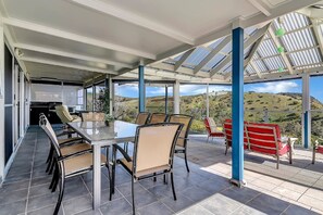 Outdoor dining - 3BR Hilltop Getaway – Games, Ocean Views, Wi-Fi,  Parking, Sleeps 14, Pizza Oven & More (Wirrina Cove)