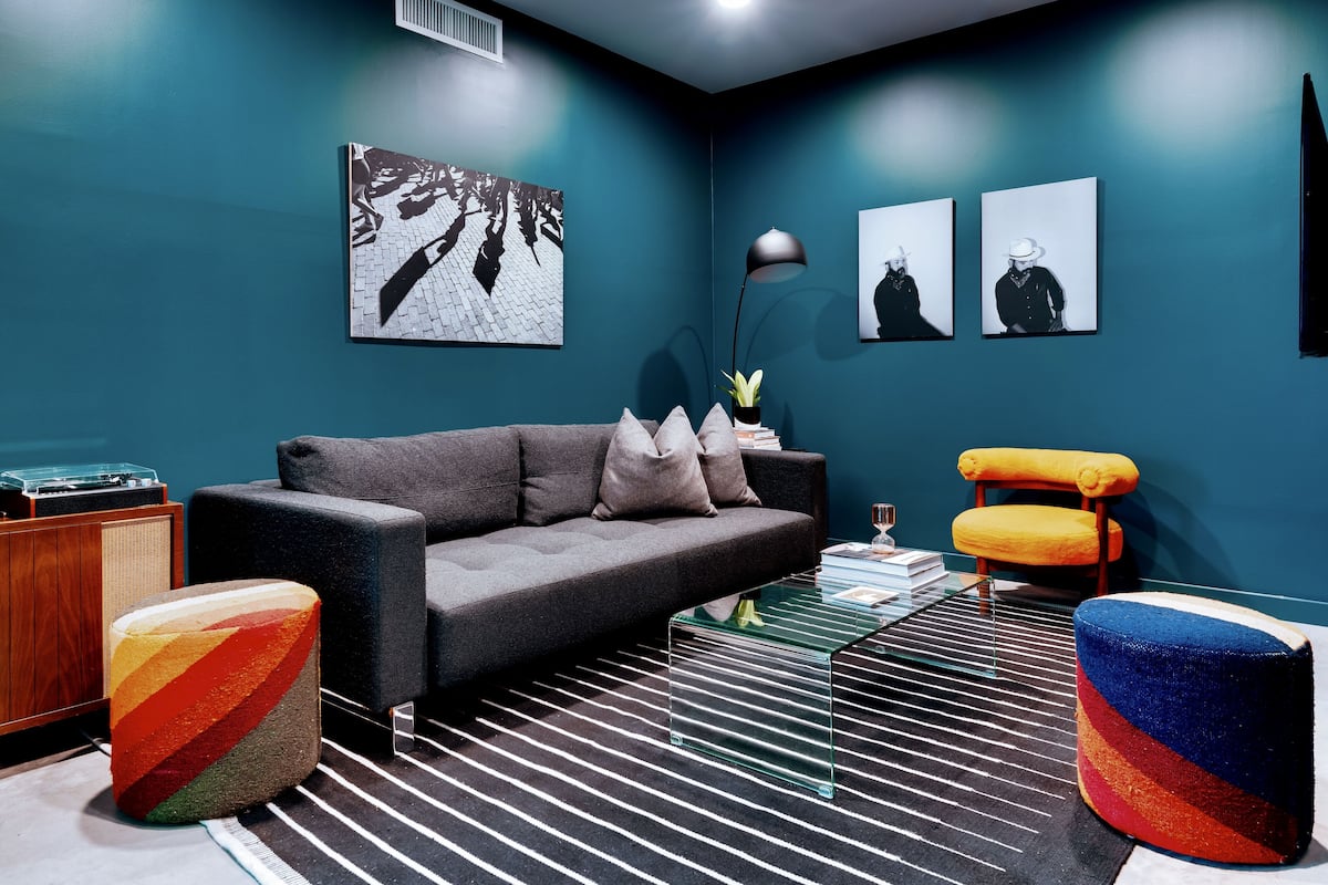 Exclusieve kamer | Woonkamer | Een 42-inch smart-tv met digitale zenders en een televisie