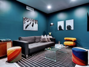 The Dryce Suite | Living room | 42-inch Smart TV with digital channels, TV, streaming services - Hotel Dryce (Fort Worth)