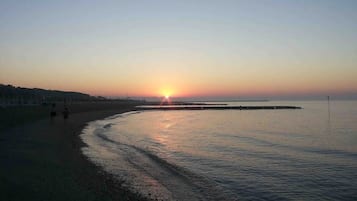 Perto da praia, espreguiçadeiras, toalhas de praia