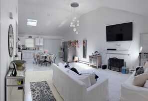 Smart TV, fireplace, foosball, table tennis - Cozy Hamptons Escape 3BR Minutes From Beach! (Hampton Bays)