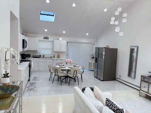 Cozy Hamptons Escape 3BR Minutes From Beach!