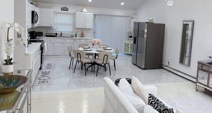 Cozy Hamptons Escape 3BR Minutes From Beach!