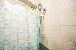 Chuveiro, secador de cabelo, toalhas de banho, sabonete