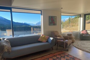 Smart TV - Wanaka family rural retreat (Albert Town)