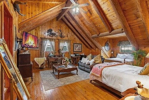 Frontier Suite - Cozy Cabin,  Mico, TX