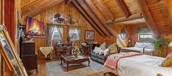 Frontier Suite - Cozy Cabin,  Mico, TX