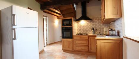 Een koelkast, een microgolfoven, een oven, een vaatwasser