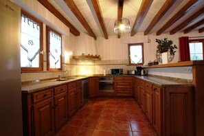 ثلاجة، ميكروويف، غسالة أطباق