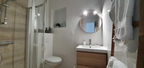 Douche, serviettes fournies