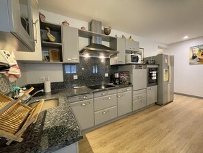 ثلاجة، ميكروويف، غسالة أطباق