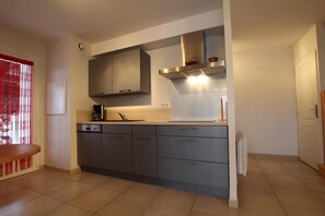 Réfrigérateur, micro-ondes, plaque de cuisson, lave-vaisselle