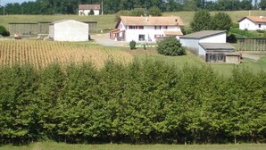 A rural landscape with a farmhouse, barns, and a field. - Xokobia - Arbonne - Gîte (ARBONNE)