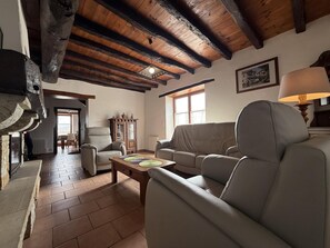 Una televisión, una chimenea