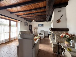 Una televisión, una chimenea