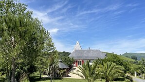 A house with a steeply pitched roof and a small tower-like structure. - PHORDOY 3 - BARCUS - Gîte (BARCUS)