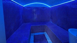 A blue-tiled room with a curved ceiling and a central seating area. - PHORDOY 3 - BARCUS - Gîte (BARCUS)