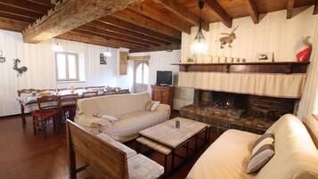 Una televisión, una chimenea