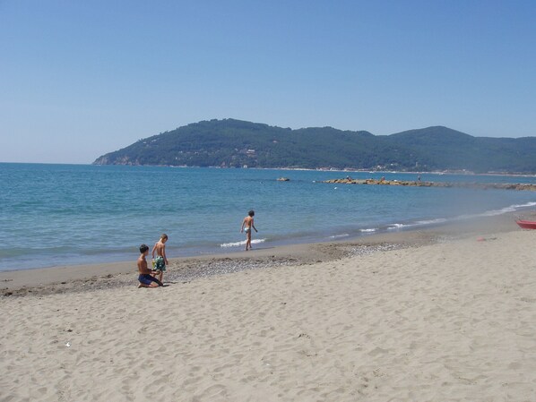 Beach - Seafront apartment 2 bedrooms 4+1 sleeps 4 floor elevator parking space (MARINELLA DI SARZANA)