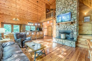 Smart TV, fireplace, video games, DVD player - Oak Hill | 4BR 3.5BA | Luxury Secluded Log Cabin | Pool Table | Hot Tub (Cleveland)