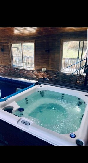 Pool - Red Rooster Rustic Cabin *Heated Pool and Hot Tub* (Luray)