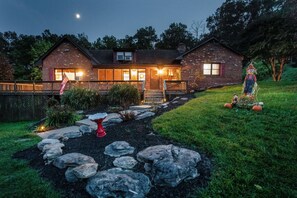 Exterior - Red Rooster Rustic Cabin *Heated Pool and Hot Tub* (Luray)
