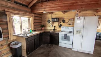 Refrigerador, horno, parrilla de estufa y utensilios de cocina