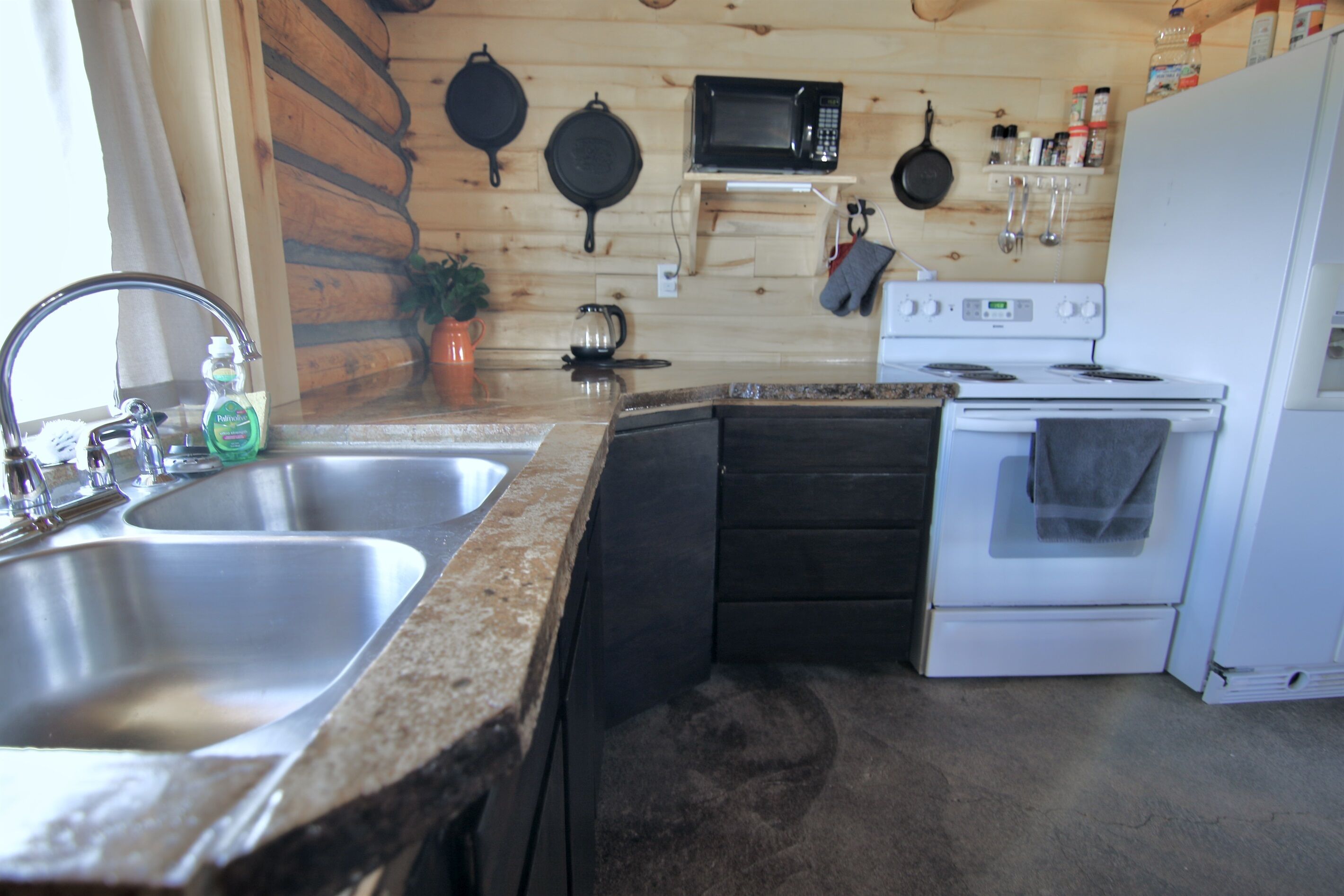 Refrigerador, horno, parrilla de estufa y utensilios de cocina 