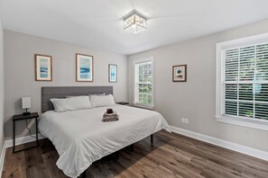 2 bedrooms, desk, iron/ironing board, WiFi - Lakefront Getaway: Dock, Kayaks, Fire Pit, 70" TV (Lexington)