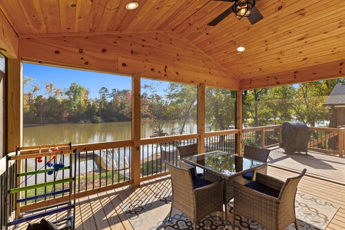 Lakefront Getaway: Dock, Kayaks, Fire Pit, 70" TV