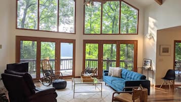 智能電視、壁爐、電子遊戲、書籍