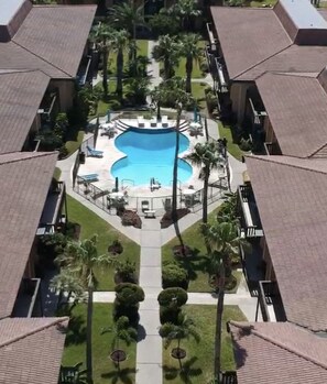 Alberca al aire libre y alberca climatizada