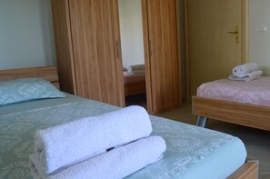 3 chambres, fer et planche à repasser, Wi-Fi gratuit, draps fournis