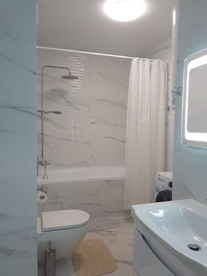 Ducha y bañera combinadas y bidé
