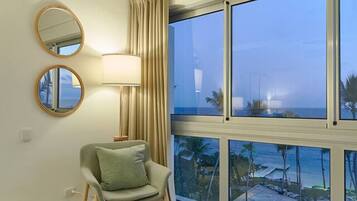 Televisión, mesa de ping pong, estéreo