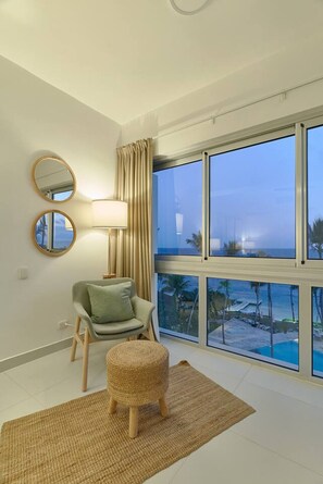 Tv, bordtennisbord, stereoanlæg