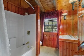 Combinazione doccia/vasca, asciugacapelli, asciugamani, sapone