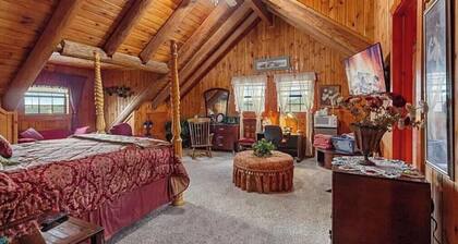 Bandera Suite - Cozy Cabin, Mico, TX