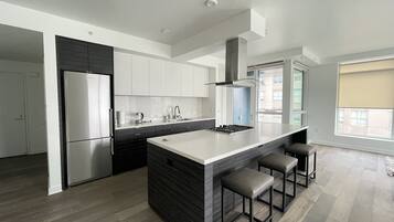 Oven, dishwasher, kitchen islands