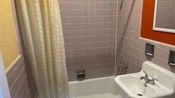 Combined shower/tub, free toiletries, towels