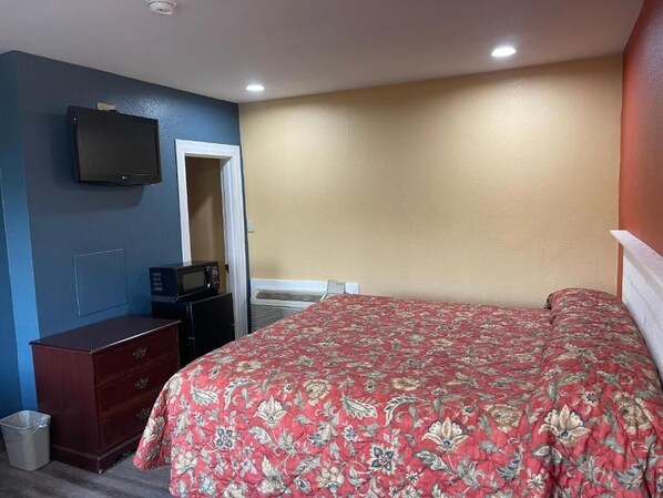Deluxe Single Room | Down comforters, individually furnished, blackout drapes, free WiFi - Kenwood Court Motel (Wilson)