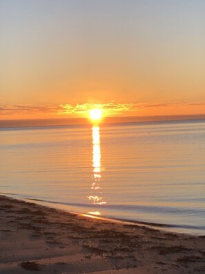 Beach nearby - 4 or 5 bedroom home with solar heated, undercover outdoor pool. Pet friendly. (Port Vincent)