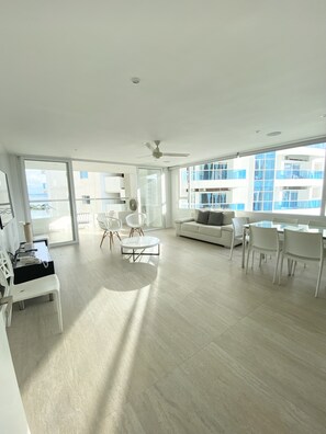 Standard Apartment | Living room | 42-inch Smart TV with cable channels, TV, heated floors - 3TC10 Apartamento Cartagena frente al mar (Cartagena)